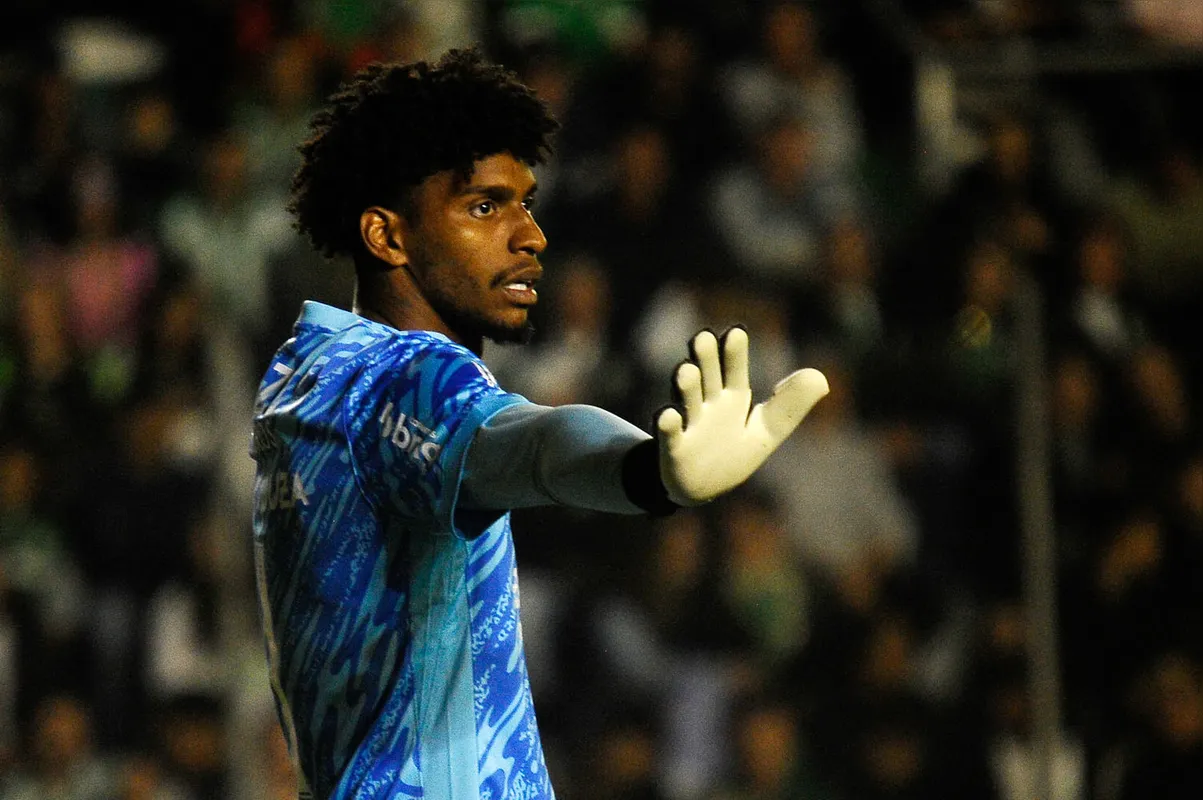 Emprestado pelo Flamengo, Corinthians depositou R$ 500 mil ao clube carioca para poder contar com o goleiro Hugo Souza no clássico deste domingo