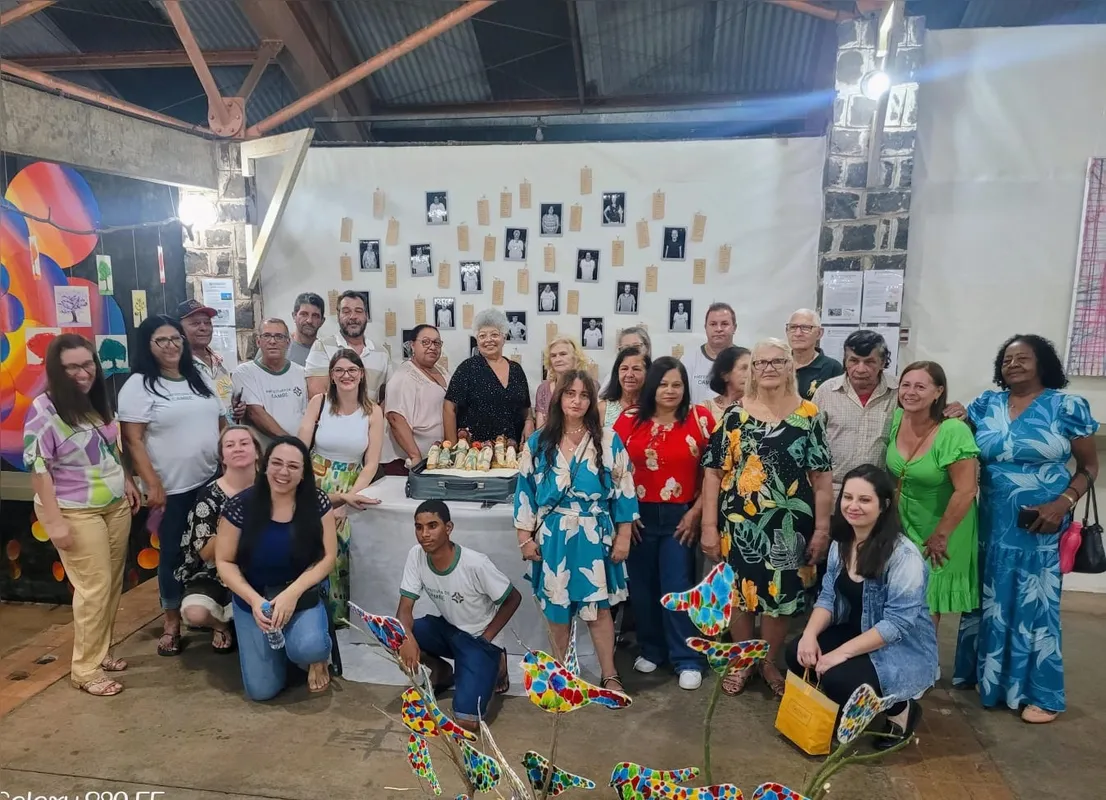 Alunos que integram a EJA - Cambé: turma participa da 12ª Mostra de Ensino de Arte das Escolas Municipais