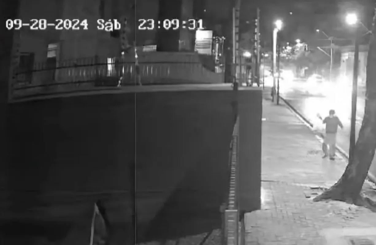 Câmeras de vigilância mostram momento que Edmundo Goralewski desequilibra e cai na via.