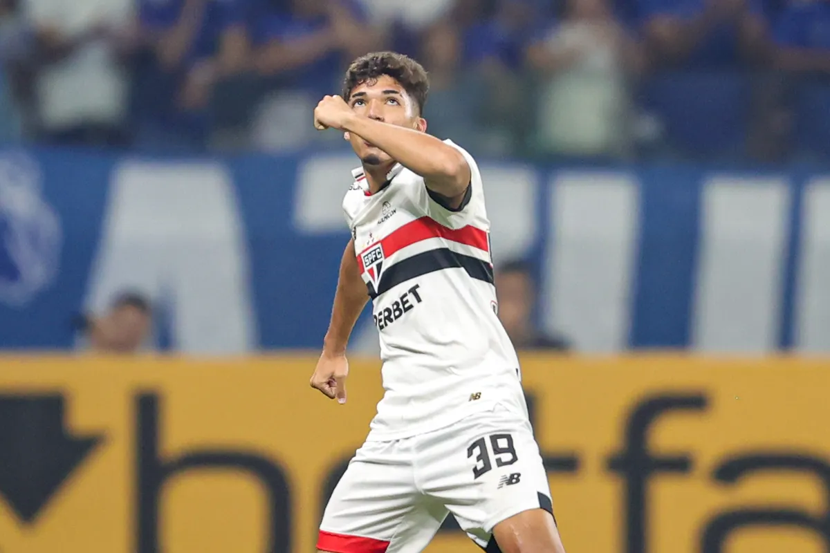 O garoto William Gomes tem aproveitado as oportunidades no São Paulo e deve desbancar Luciano do time titular no confronto desta quarta-feira