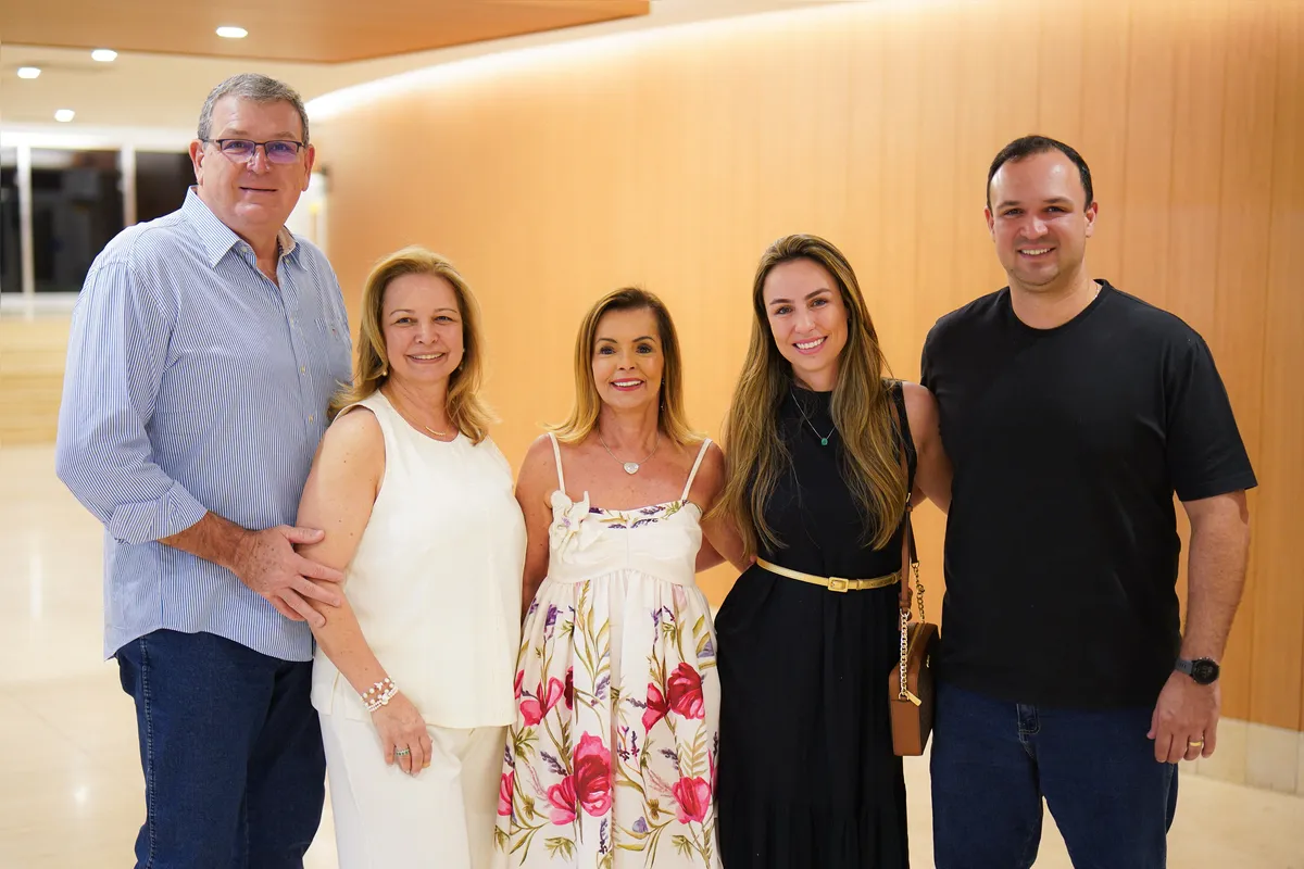 A presidente do Grupo de Apoio Pró-Vida, Rita Ribeiro, entre Ilson, Denise, Rayssa e Thiago Romanelli