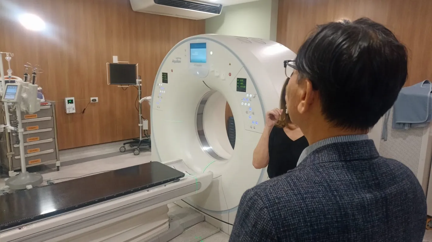 Imagem ilustrativa da imagem Embaixador da Coreia do Sul visita hospital em Londrina e canta 'Evidências'