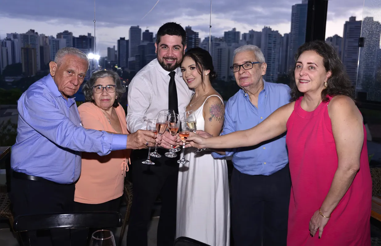 Os pais do noivo, Carmelindo Gonçalves Dias e Laura Santos, Samuel Santos e Laís Santos, e os pais da noiva, Hélio Ribeiro e Andrea Pedroni