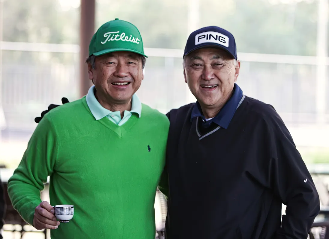 O capitão com o amigo e diretor do campo Luis Carlos Miguita