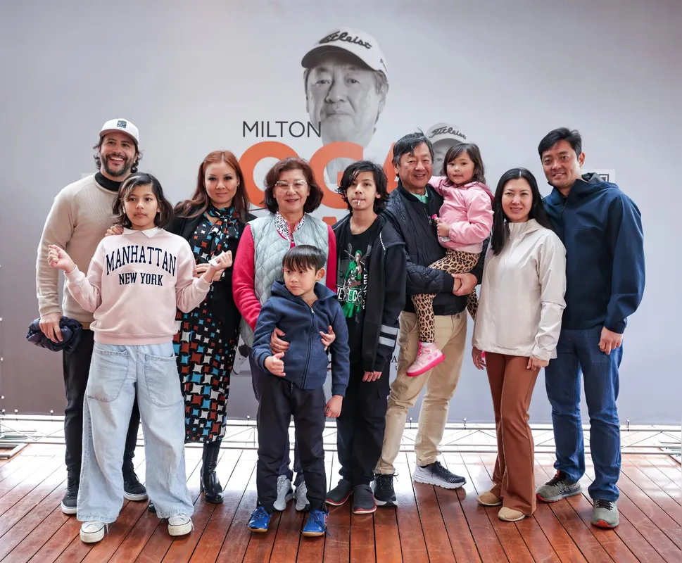 O casal Ogawa ao centro com a família: Diogo, Rafaella, Isabela, Matheus, João Victor, Danielle, Ana Carolina e Éverton