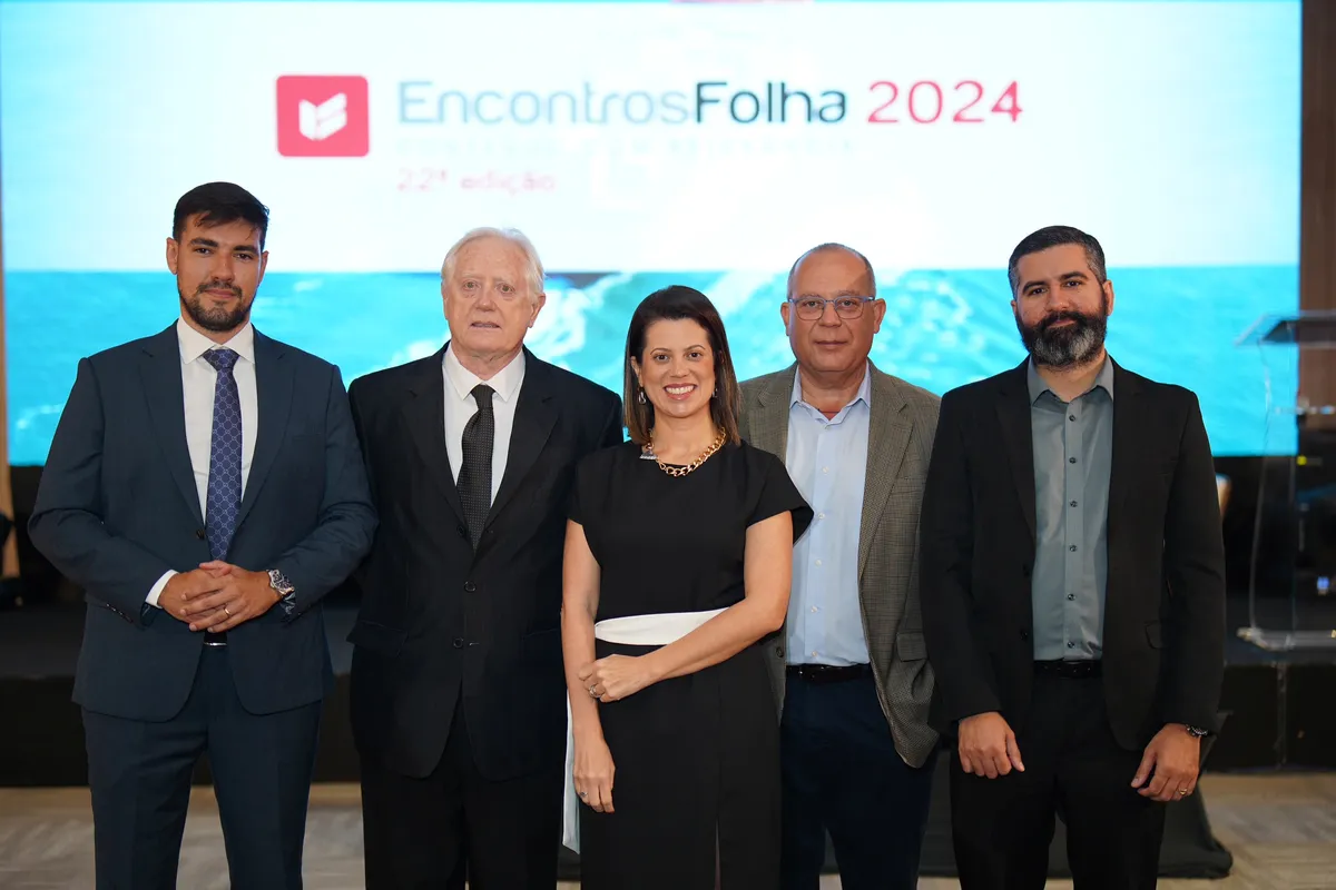 O CEO do Grupo Folha de Londrina, Nicolás Mejía, entre os painelistas Gabriel Perdonsini Vieira, Danubia Milani Brouco e Higor de Menezes e o mediador Marcos Rambalducci