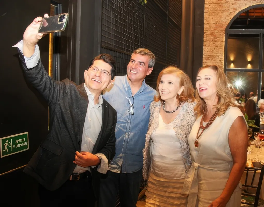 Waldimir Belinati registra o momento ao lado do prefeito Marcelo, da amiga Sônia Sahão e da esposa Bárbara