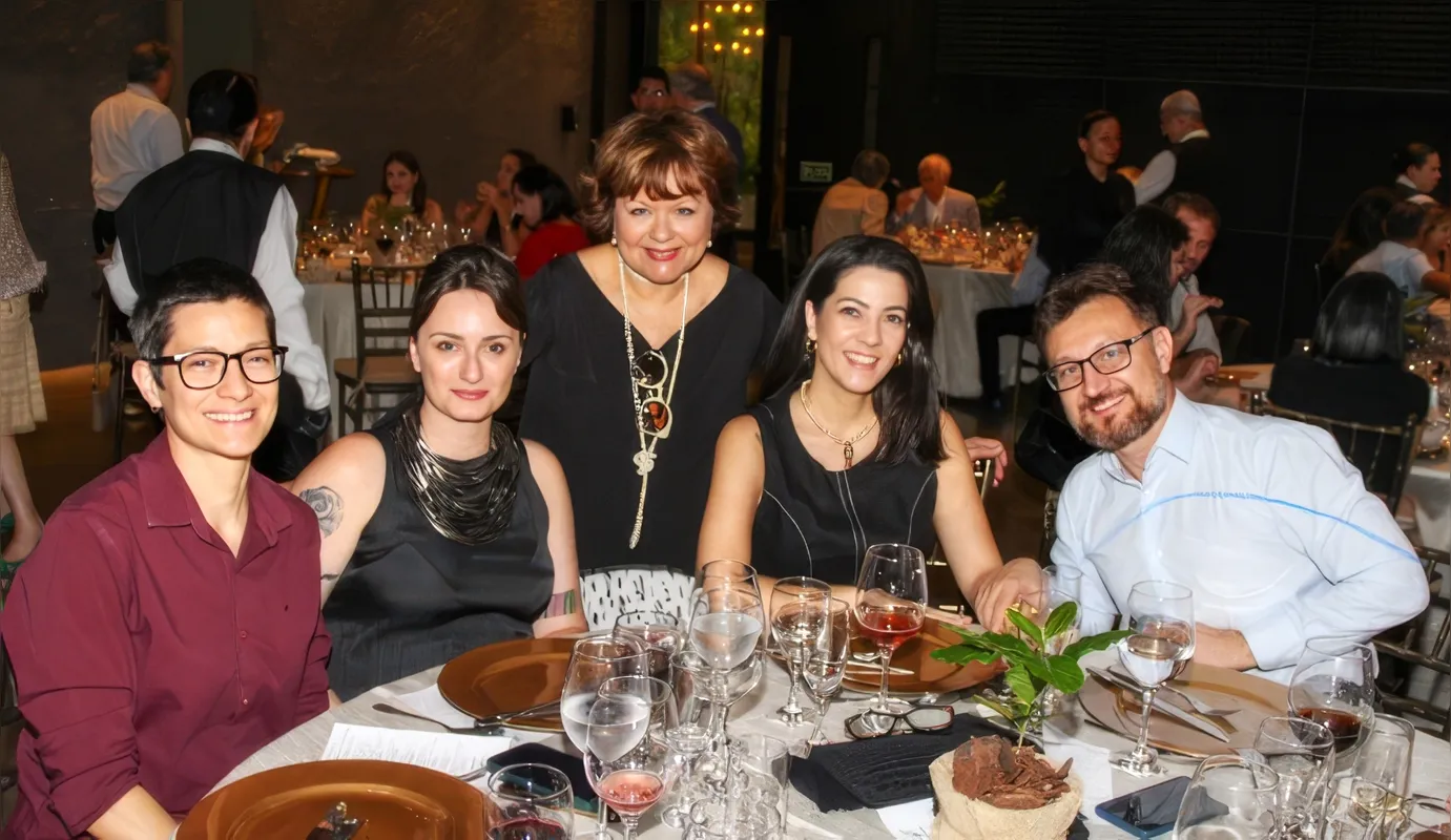 Ticiane Bernardi, Camila Forbeck, Maria Teresa Foratini Tokairin, Fábio Pozza e Lia Mendonca (em pé)