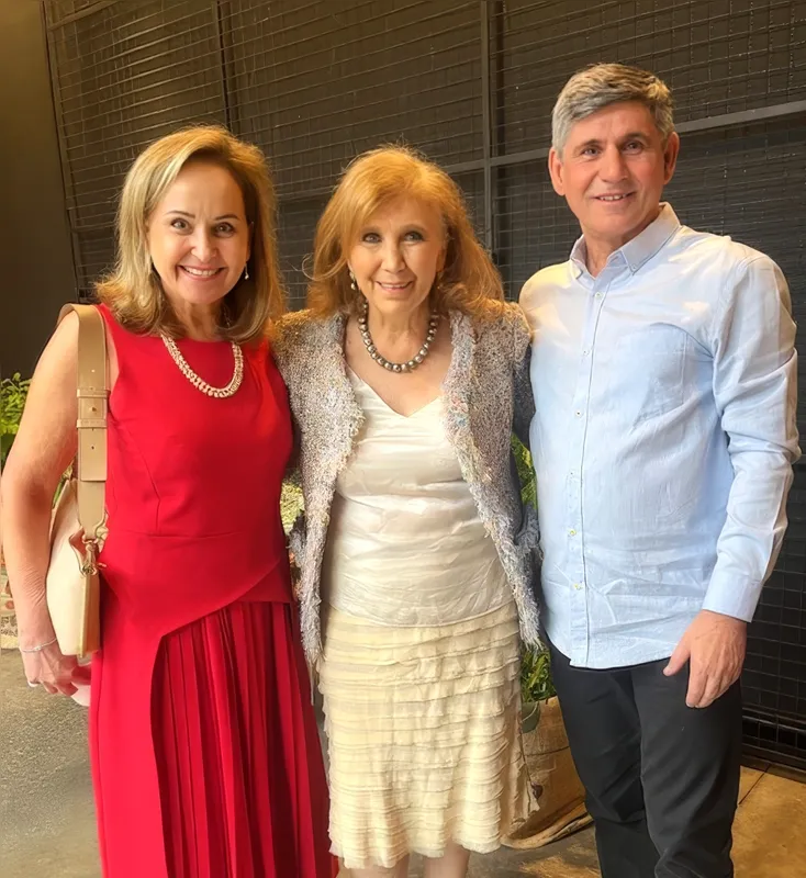 Sonia Sahão entre os amigos Maria Tereza Gabardo Sanches Calvo e Edilson Sanches Calvo