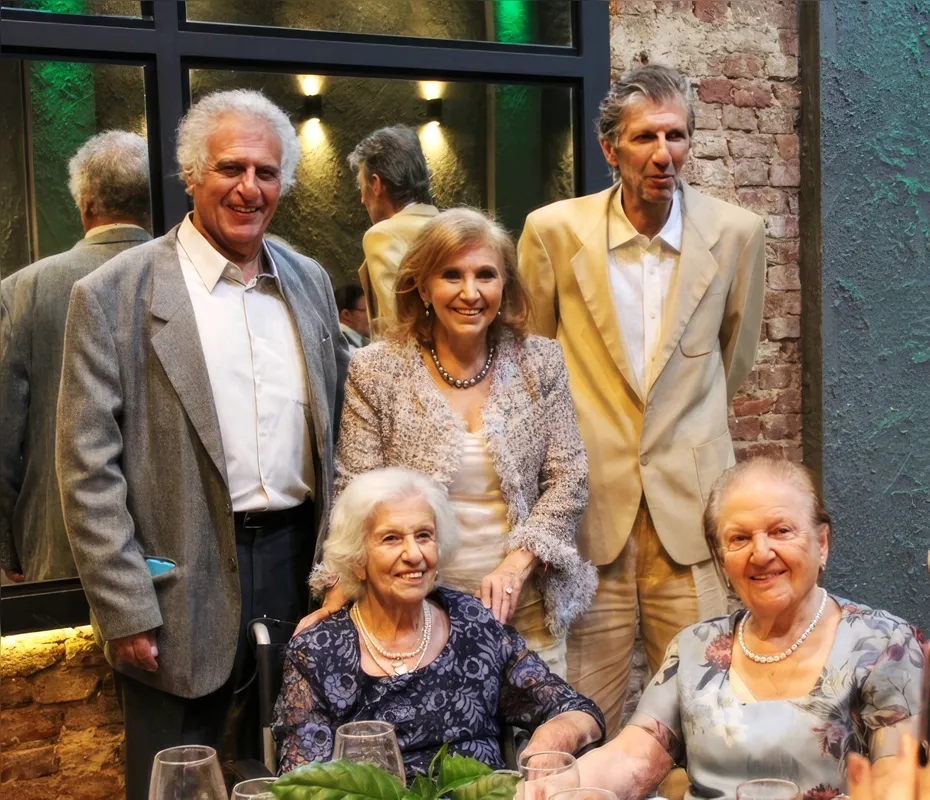 Os irmãos Salim Sahão Neto, Sônia Sahão e Michel Sahão Filho (em pé); a saudosa Samia Abib Sahão e Nádia Abib Sahão ( sentadas)