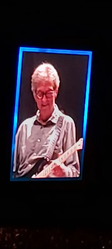 A guitarra e a voz de Eric Clapton e sua banda dialogaram fortemente com o público