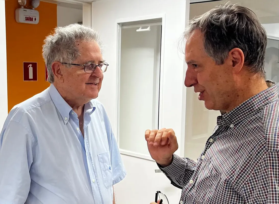 Professor Renato, sócio fundador do Curso Positivo que deu início ao grupo empresarial Positivo, ainda comanda o curso pré-vestibular mais tradicional do Paraná e orienta professores, pais e alunos para obter o melhor rendimento nas aulas e nos estudos