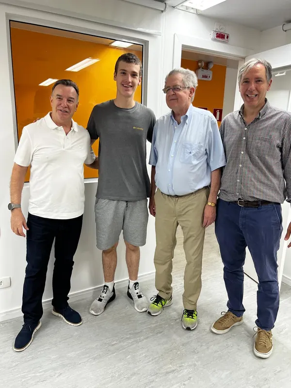 Na sede do Curso Positivo, em Curitiba, professor Renato recebe constantemente alunos e pais que vão agradecer e contar da aprovação na melhores Faculdades e Universidades