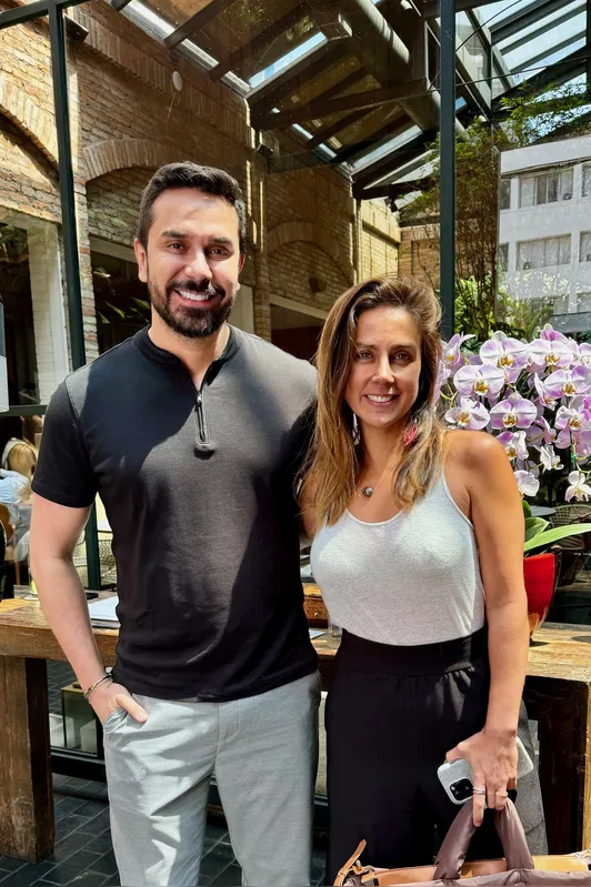 No evento, falamos com a jornalista Carol Barcellos, que foi a mediadora: ela vive um novo momento em sua carreira e, após 20 anos atuando na TV Globo, prepara-se para apresentar um programa semanal de destinos, aventuras e jornadas culinárias na emissora CNBC