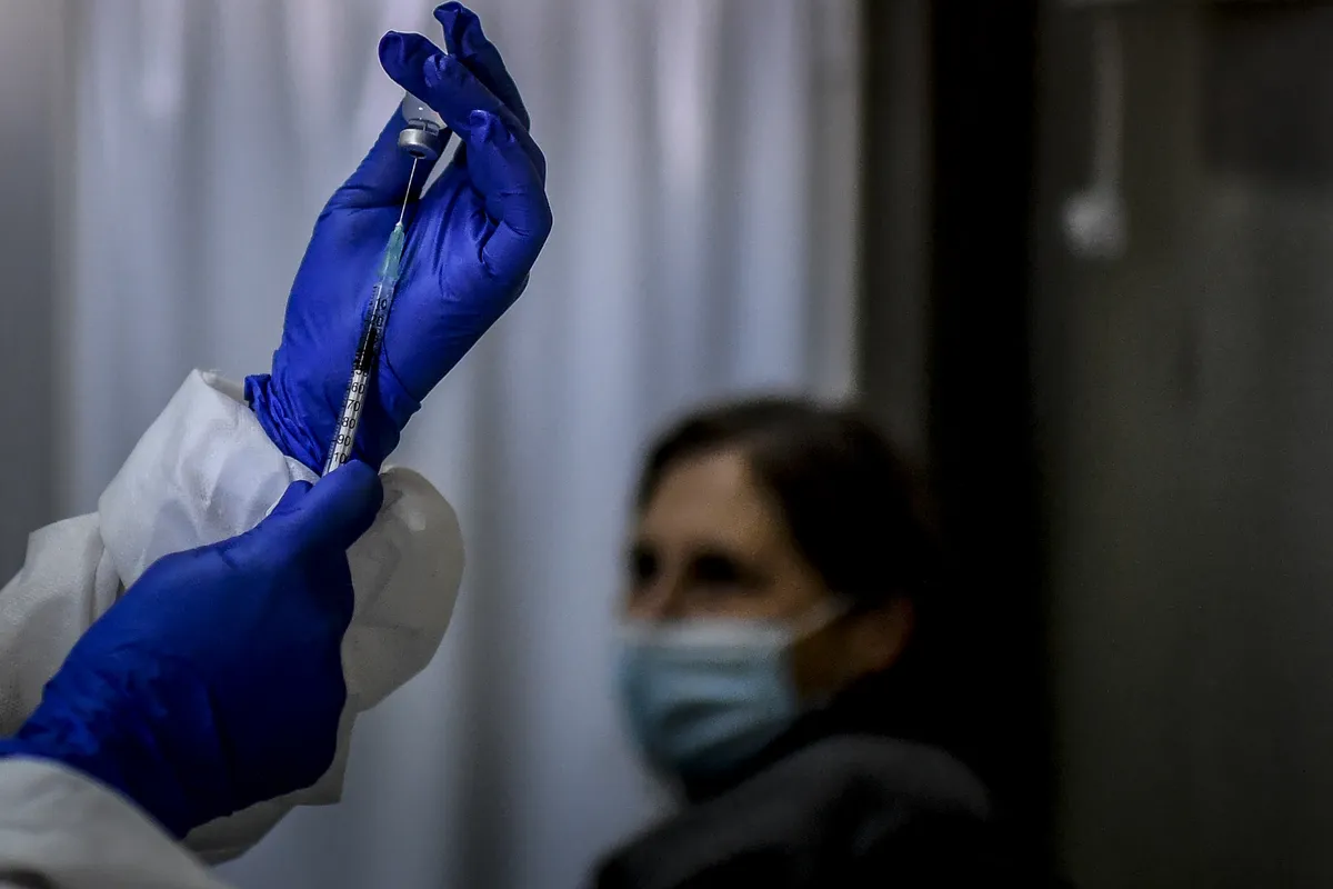 Enfermeira prepara uma dose da vacina Pfizer-BioNTech