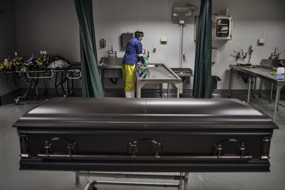 Caixão com corpo de uma vítima de Covid, em Soweto