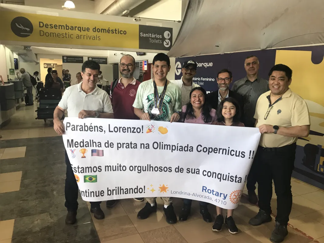 Imagem ilustrativa da imagem Estudante de Londrina é recebido com festa após ganhar medalha em Nova York