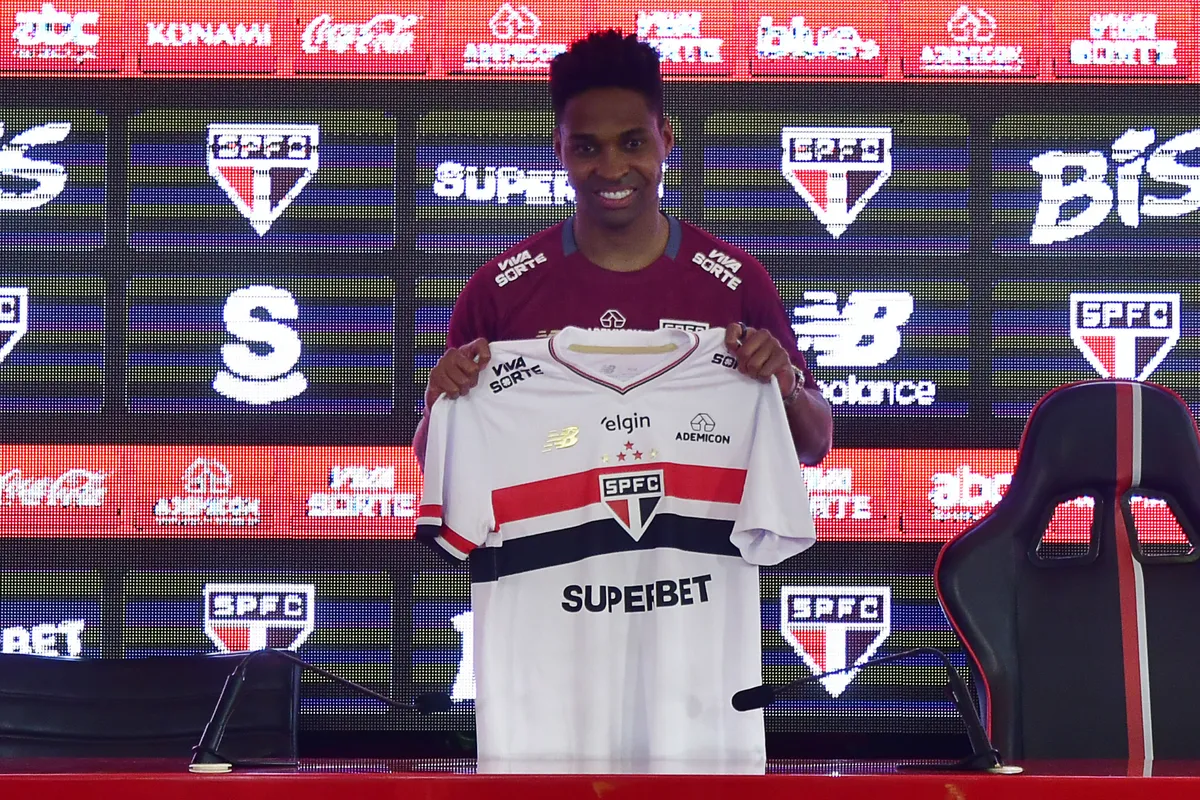 Espero dar continuidade e que os jogadores jovens que saem daqui cheguem lá com outra mentalidade para fazerem carreiras como Lucas, Oscar, porque o São Paulo é um clube formador", afirmou Wendell