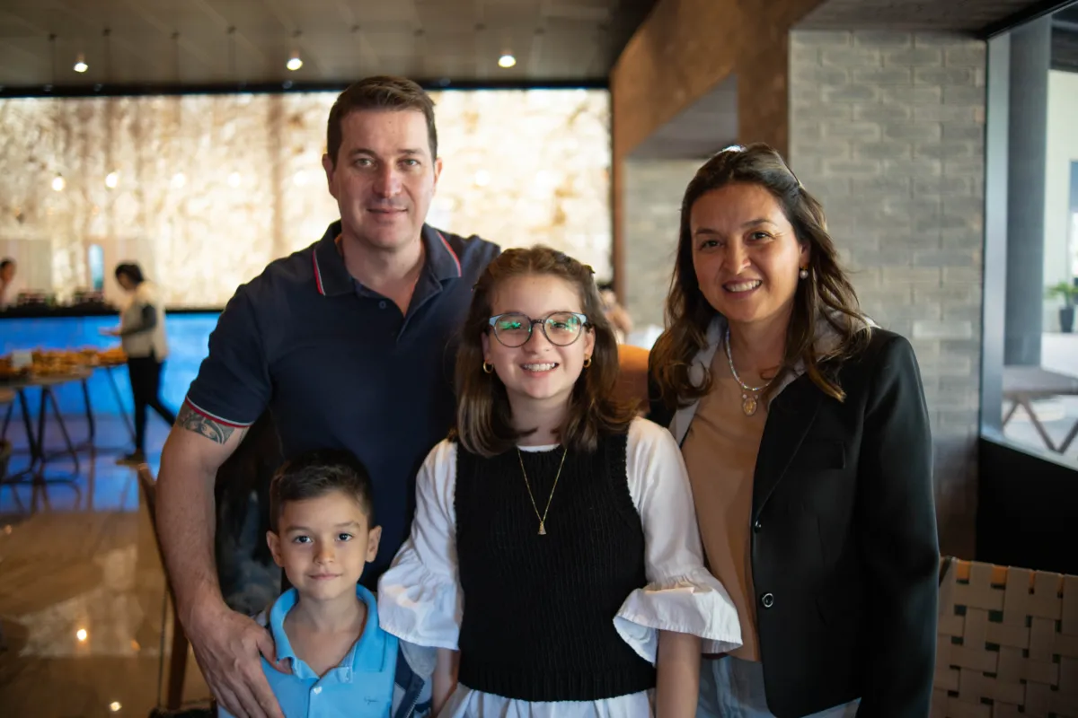 Leonardo e Paula Amaral com os filhos.