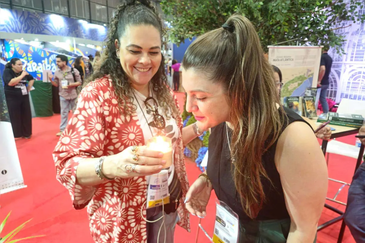 Os visitantes do Salão de Turismo eram convidados a sentir o cheiro do café em uma vela aromatizante