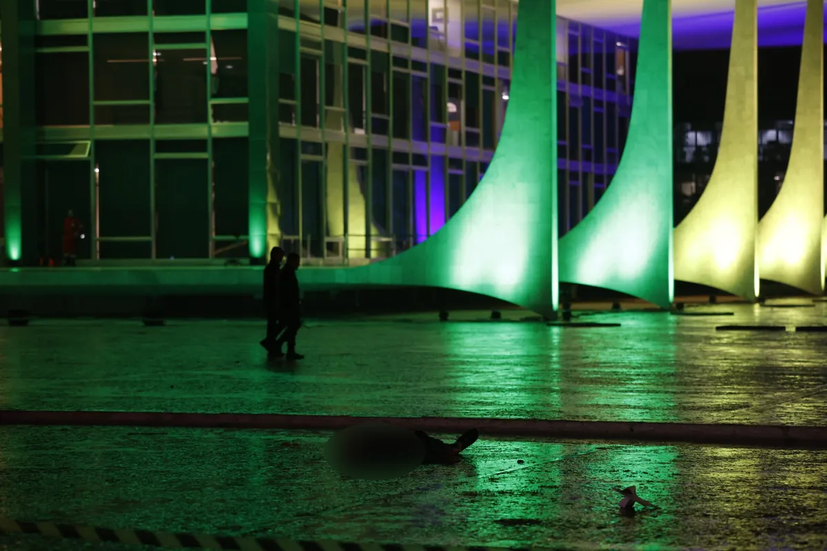 Imagem ilustrativa da imagem Explosões são ouvidas na praça dos 3 Poderes, e corpo é encontrado