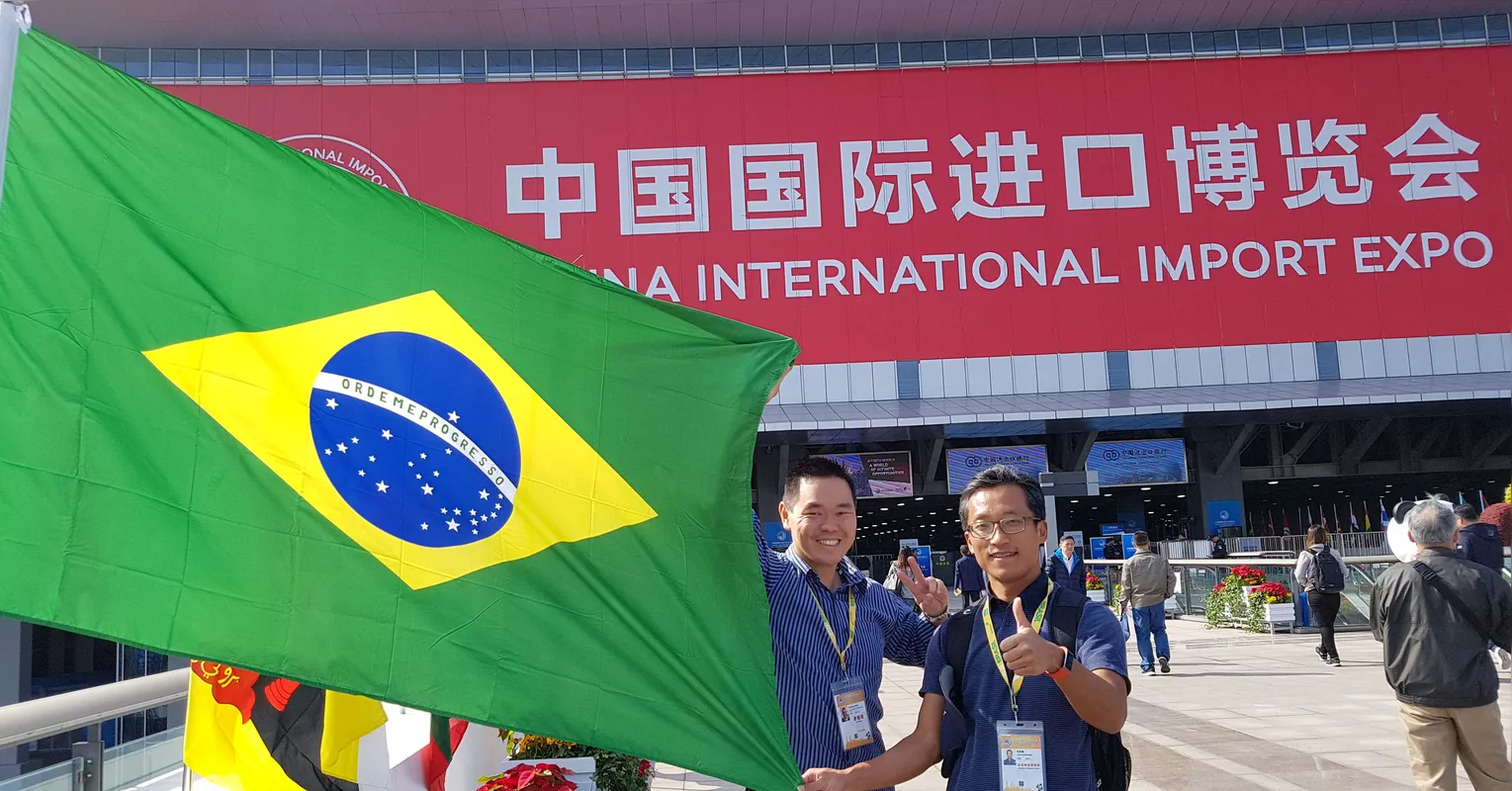 O empresário Ricardo Kono (à esquerda) acompanhado de parceiros asiáticos em evento internacional: operação sem fronteiras ainda é tabu entre brasileiros