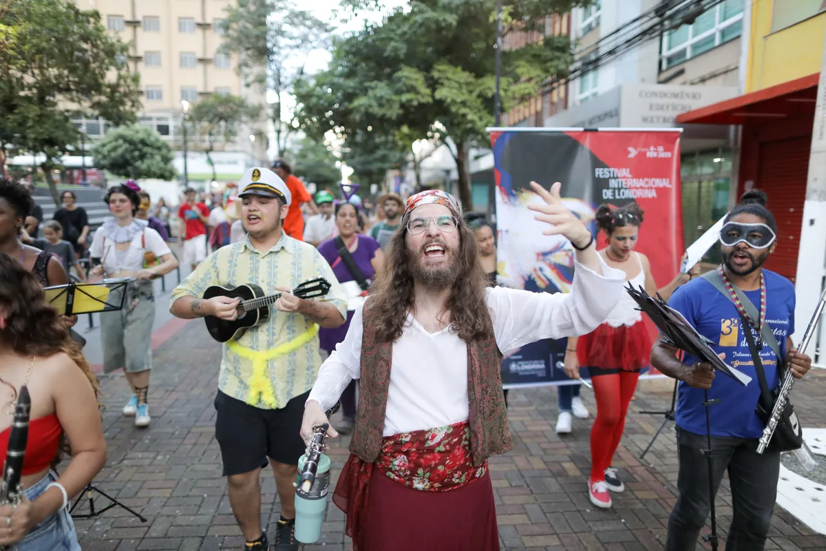 Com cortejo de Carnaval no centro histórico de Londrina, o FILO Folia abriu o festival este ano