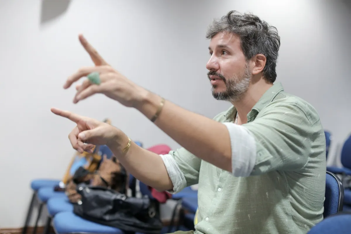 Fernando Zugno dirige a leitura dramática do texto que foi traduzido pelo dramaturgo Newton Moreno