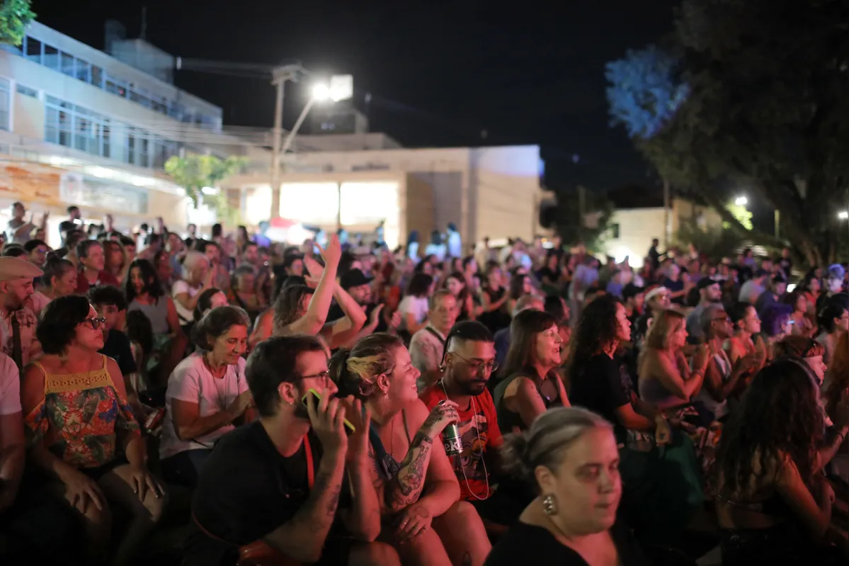 Público reunido na Concha Acústica na noite desta quarta-feira (12) para o show da banda Abacate Contemporâneo