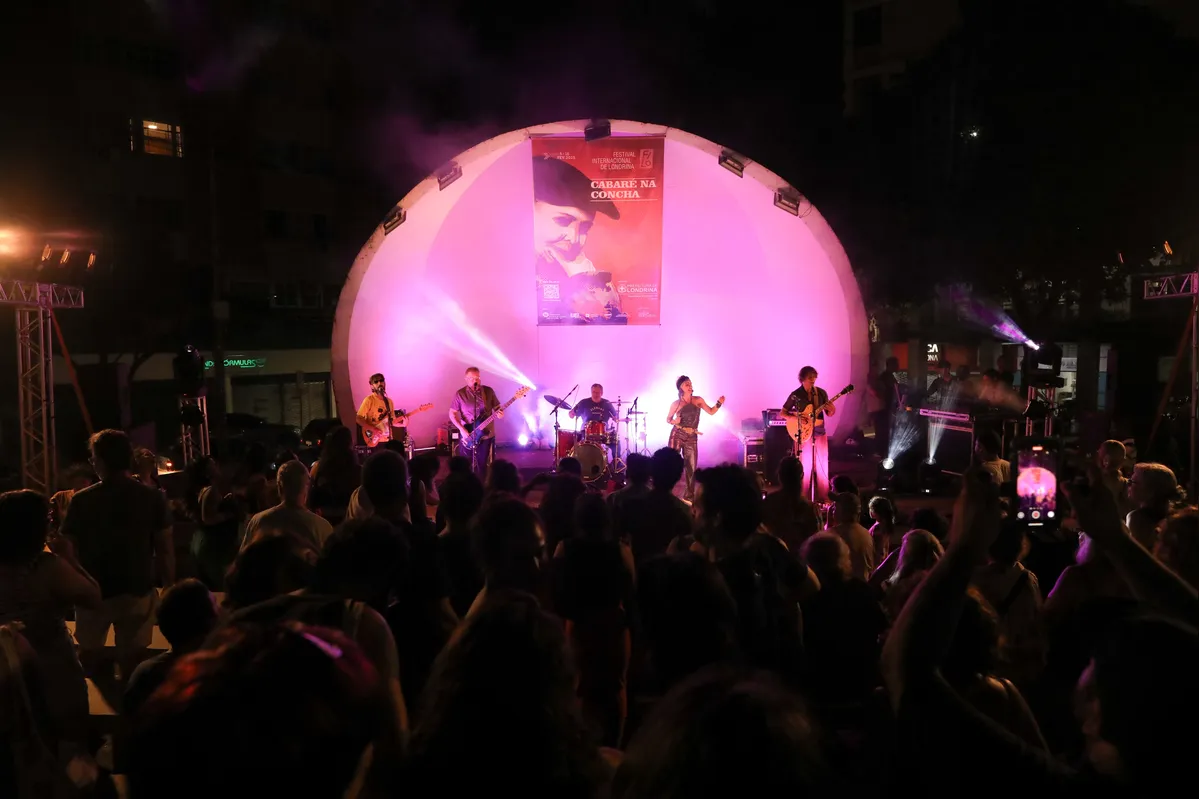 A banda Abacate Contemporâneo no show do Cabaré na Concha