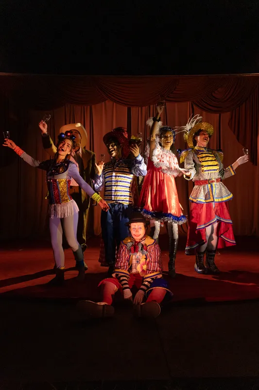 Espetáculo reúne música, teatro e circo