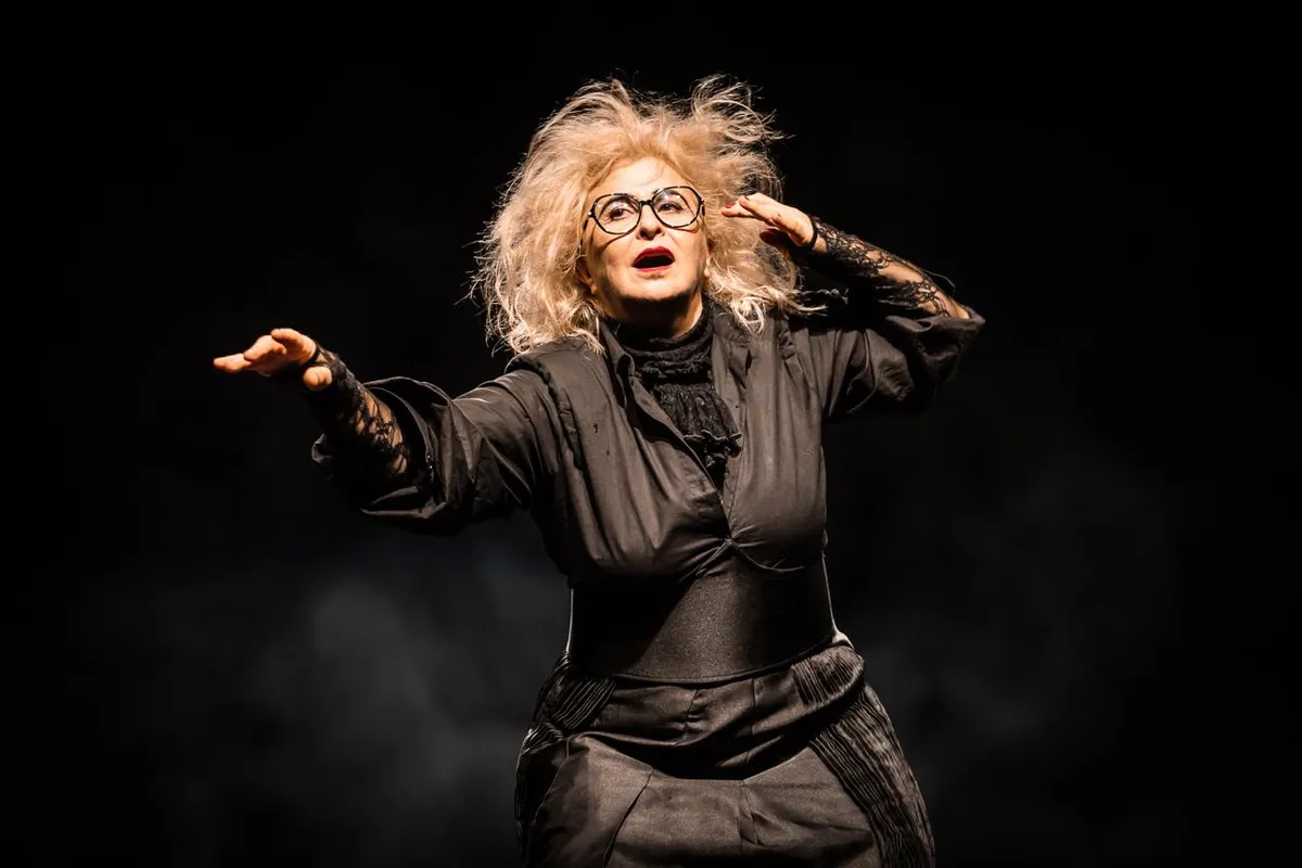 A atriz Rosana Stais no espetáculo "A Aforista" que será apresentadono Teatro Ouro verde no dia 10, no aniversário de Londrina