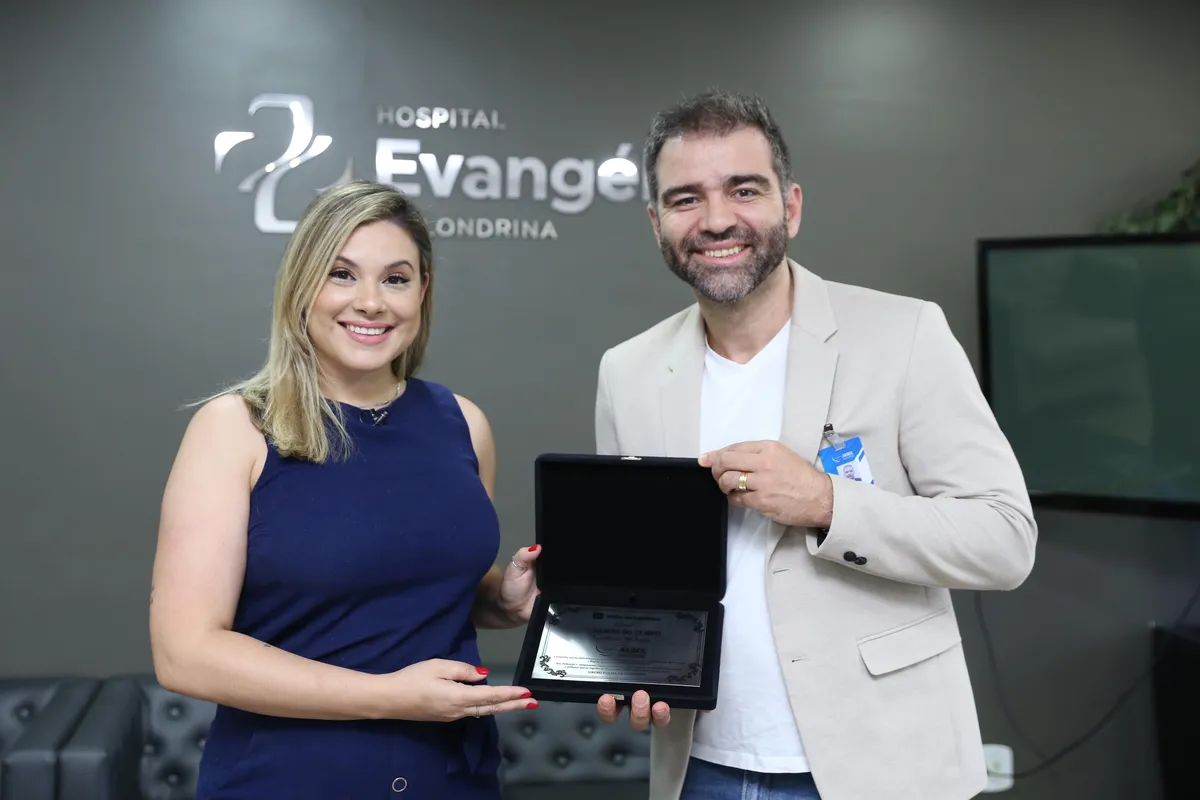 Ana Maziero e o superintendente do Hospital Evangélico, Eduardo Otoni