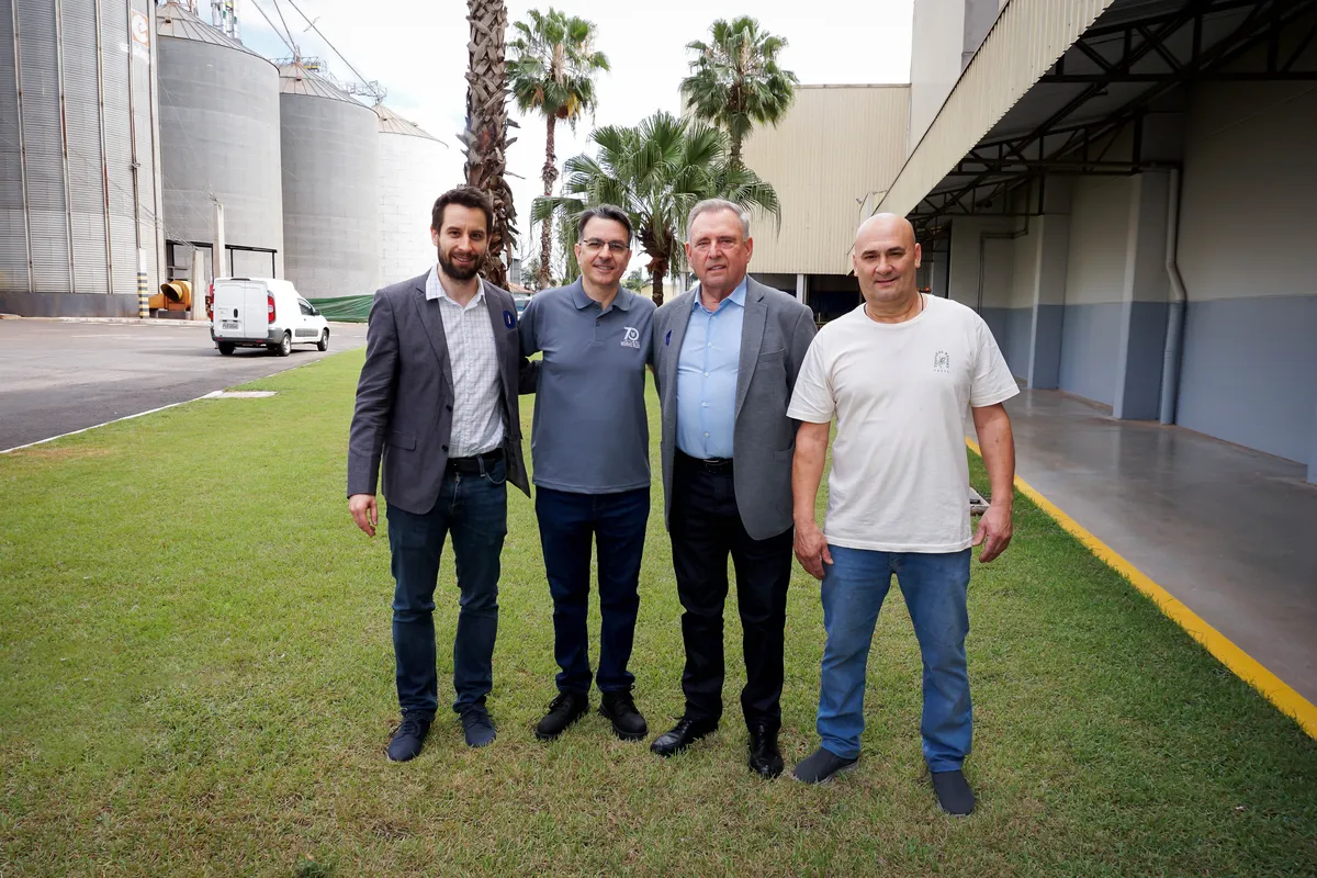 Sebastian Stein, da Bühler, Claudio Gonçalves, gerente industrial do Moinho Globo, Günter Knolseisen, da Automatic, e Luiz Carlos Fontoura, da Elege Montagens