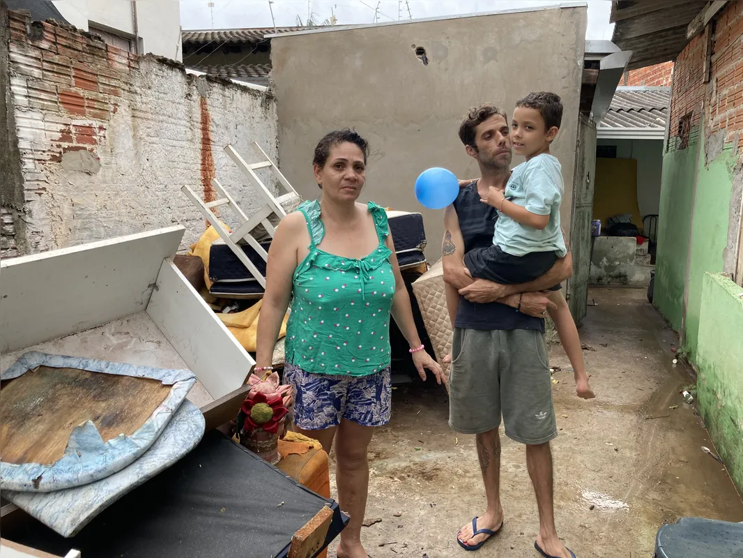 Sara e Adriano perderam tudo o que havia na casa, invadida pela chuva de terça-feira (4): “Foi muito rápido, chegou do nada"