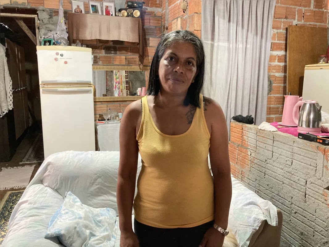 Rosângela Rodrigues passou a noite retirando a água e a lama que invadiram a casa onde mora, no Jardim Primavera