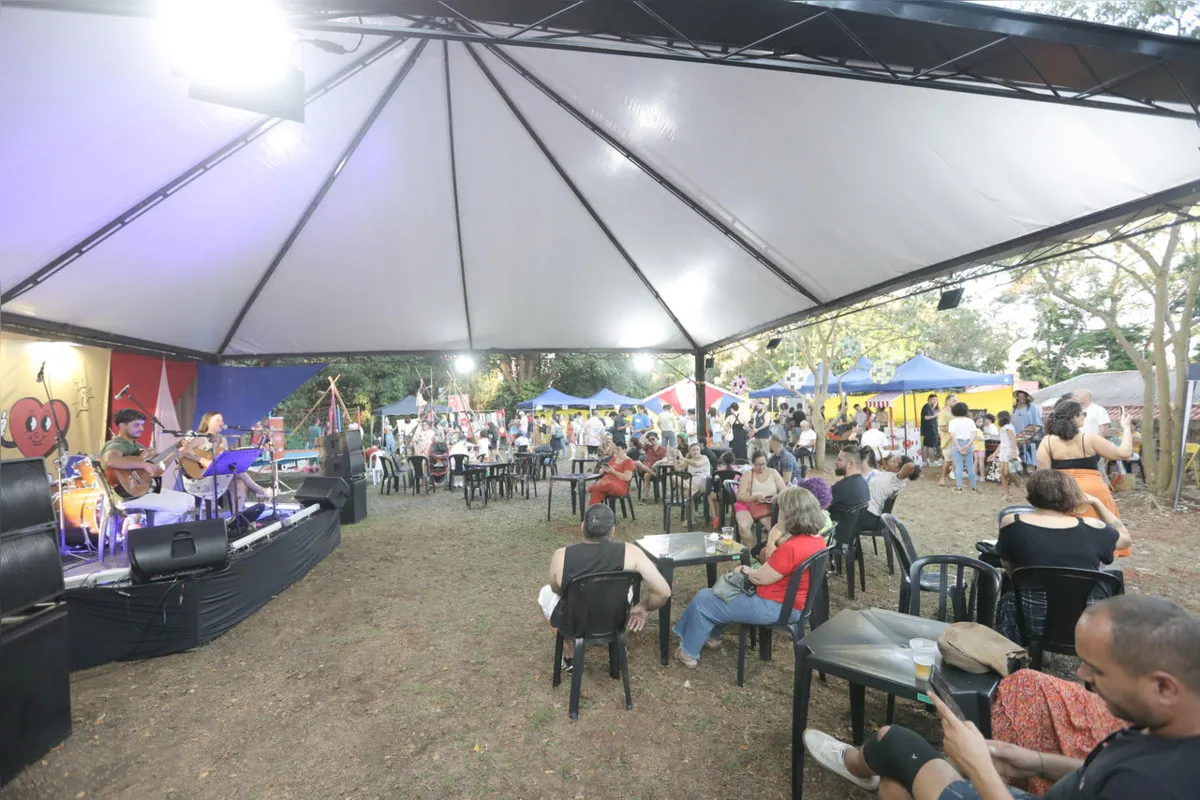 A feira Flua traz produtos artesanais e a animação de atrações artísticas