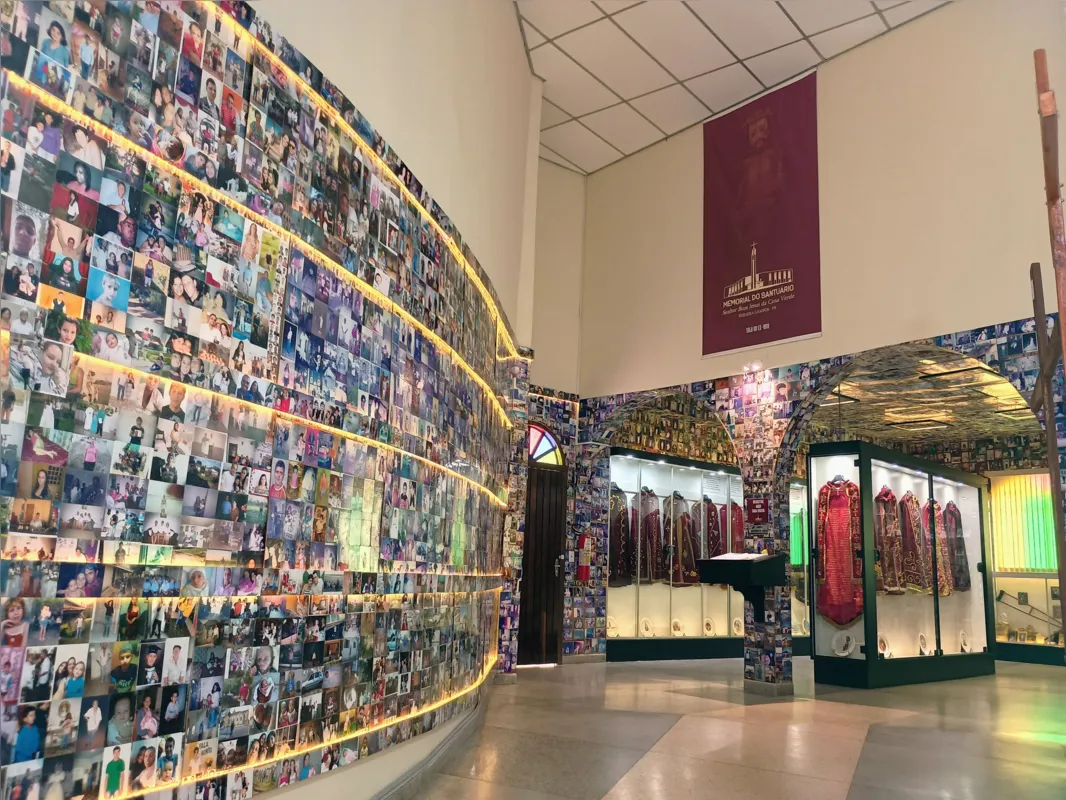 Mais de cinco mil fotos e objetos estão depositados na sala de ex-votos em agradecimento aos milagres recebidos