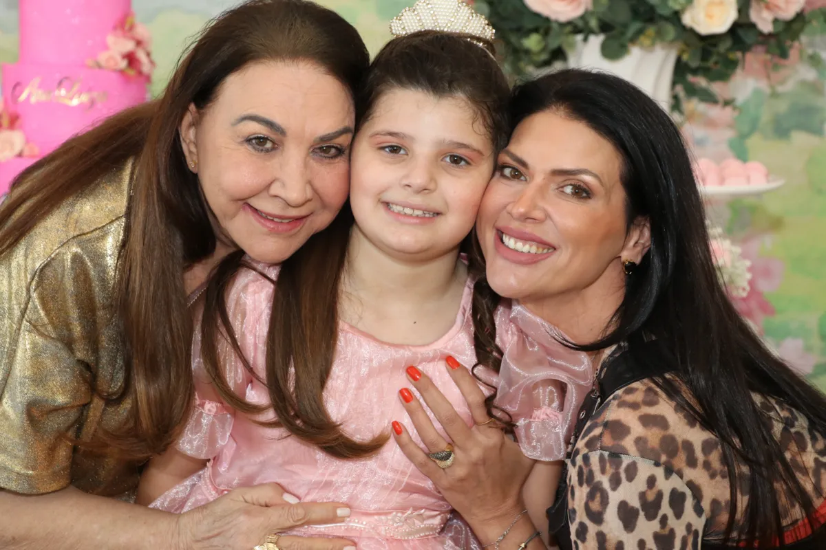 A avó Marlene Bottura com a neta Ana Luiza e a tia Franciane Bottura