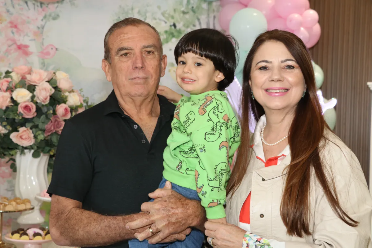 Ezequiel Santos, o neto Izaque Santos e Eucineia Santos