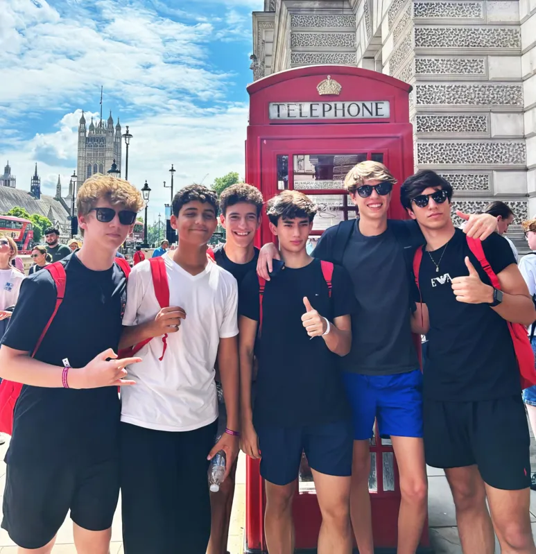 Em Londres, Fabrício Petruzza, Farid Libos, Rafael Ticianelli, Guilherme Campaner e Bruno Ticianelli