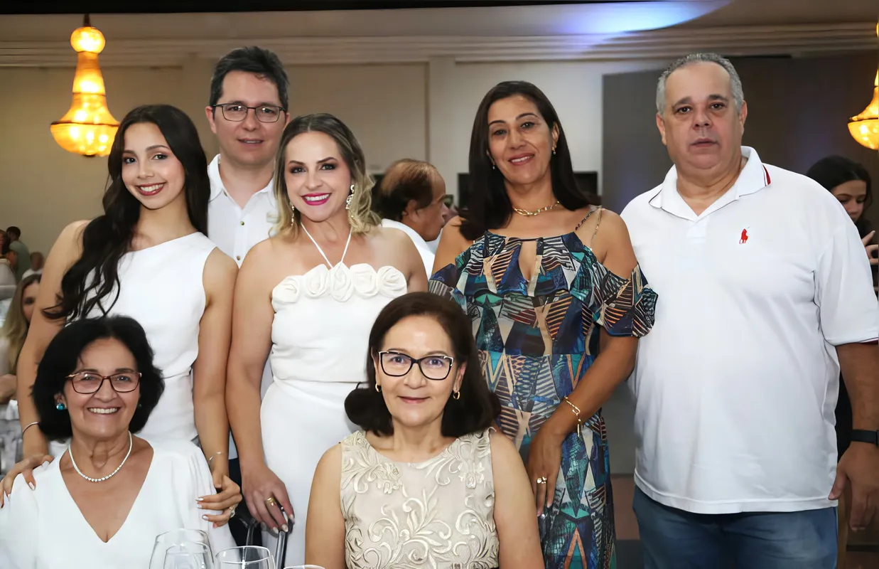 Maria Eduarda, o vice–comodoro do Iate Ademar Castilho Júnior, Andrea, Valéria e Fábio Macgann (em pé); Juraci e Sônia (sentadas)