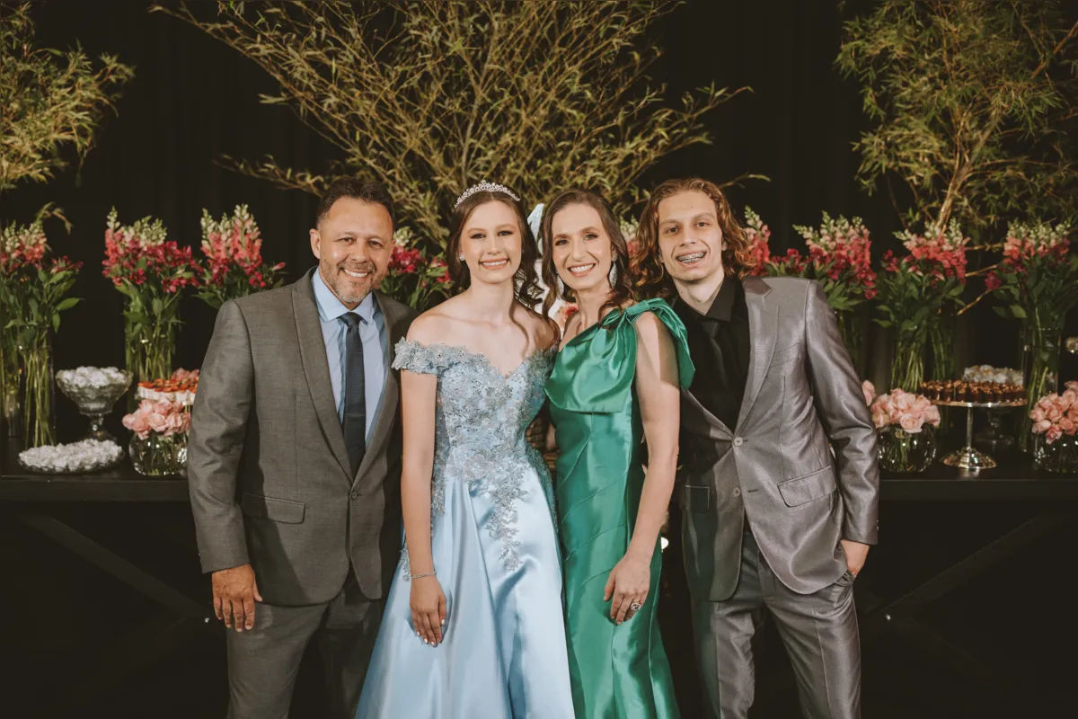 A aniversariante em família: com os pais, Monalize e Eduardo, e o irmão, Samuel Rigon Santos