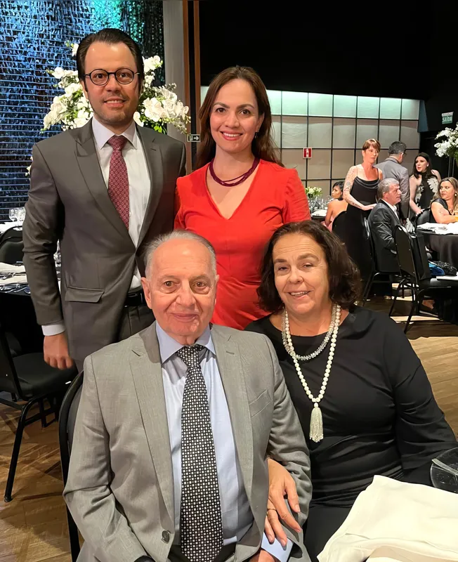 Luiz Antônio Tâmega e Elizabeth Fidelis Tâmega, sentados e Waldir Marzabal e Toya Tâmega Marzabal( em pé) .Tâmega está a frente da Londrisaúde que completa 53 anos em 2025