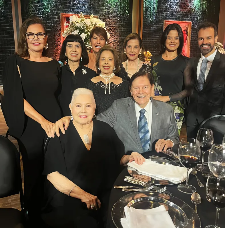 Vanessa Canziani, Leila Giglio, Danielle Rimoli, Liliane Haikal, Vanje Canziani, Fernanda Canziani Campana e Fábio Campana (em pé); Vera Canziani Silveira e Severo de Rudin Canziani (sentados)