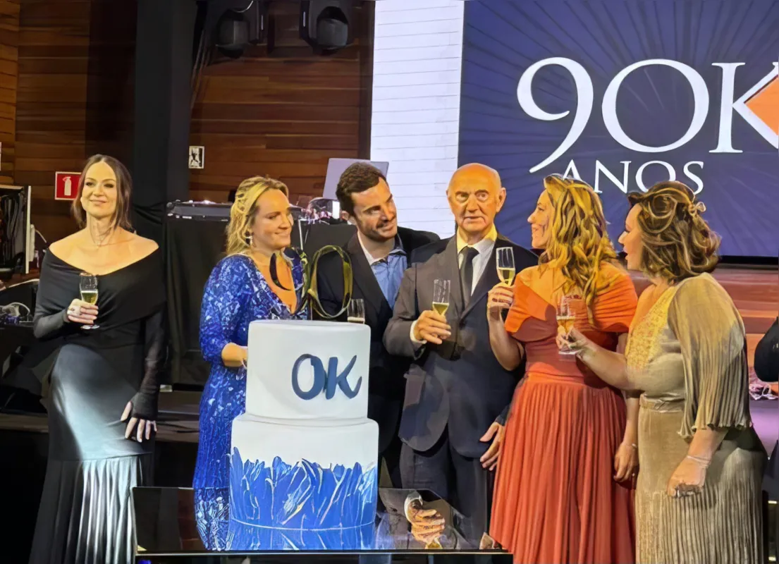 Giulianna Kantor, Renata Martinez, Marcello Kantor, o aniversariante Oezir Kantor, Fernanda Kantor e Silvana Kantor em um dos grandes momentos da festa