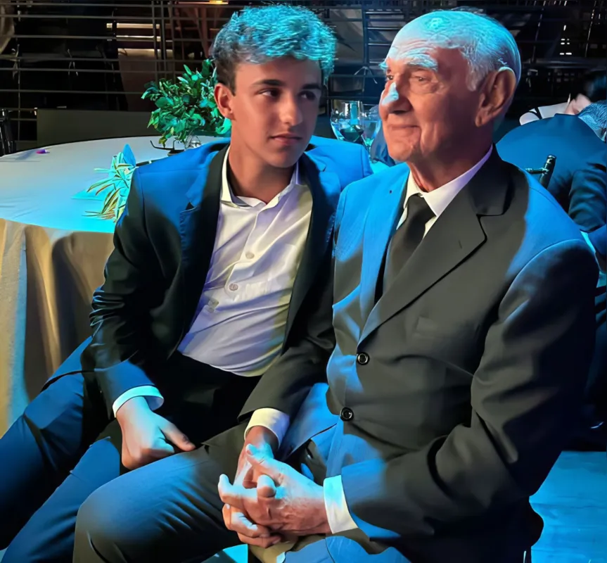 O bisneto Rafael Martinez com Oezir Marcello Kantor durante a comemoração.
