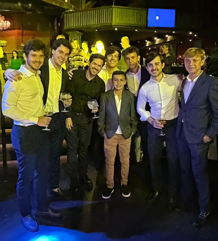 Gabriel Bertin, Rafael Bastistella, Thiago Carvalho, Felipe Bertin, Miguel Martinez, Rafael Martinez, Bruno Bertin e Felipe Martinez, alguns primos e outros bisnetos do aniversariante.