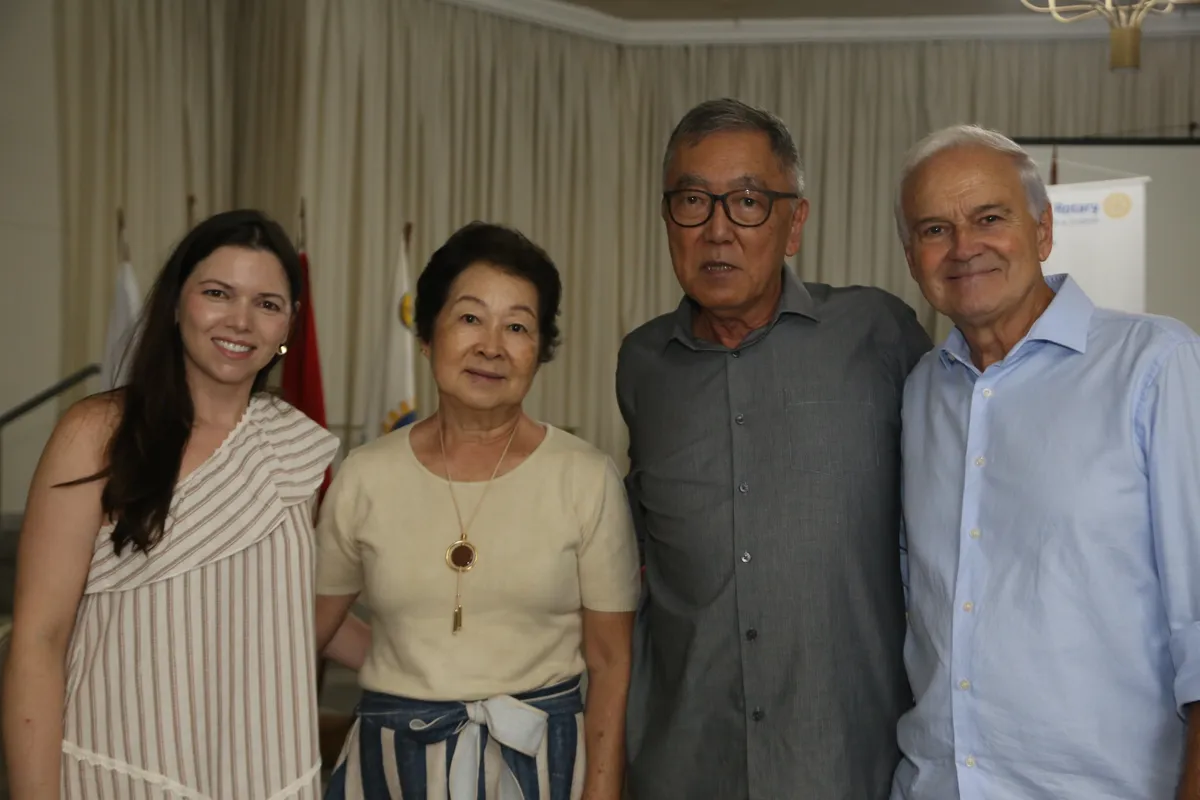 Josiane Dias Quilles, assistente Social da Casa de Apoio Madre Leonia, os voluntários João Hiroshi Ubocata e Lia Hiroko Ubocata e Luiz Antonio Lopes