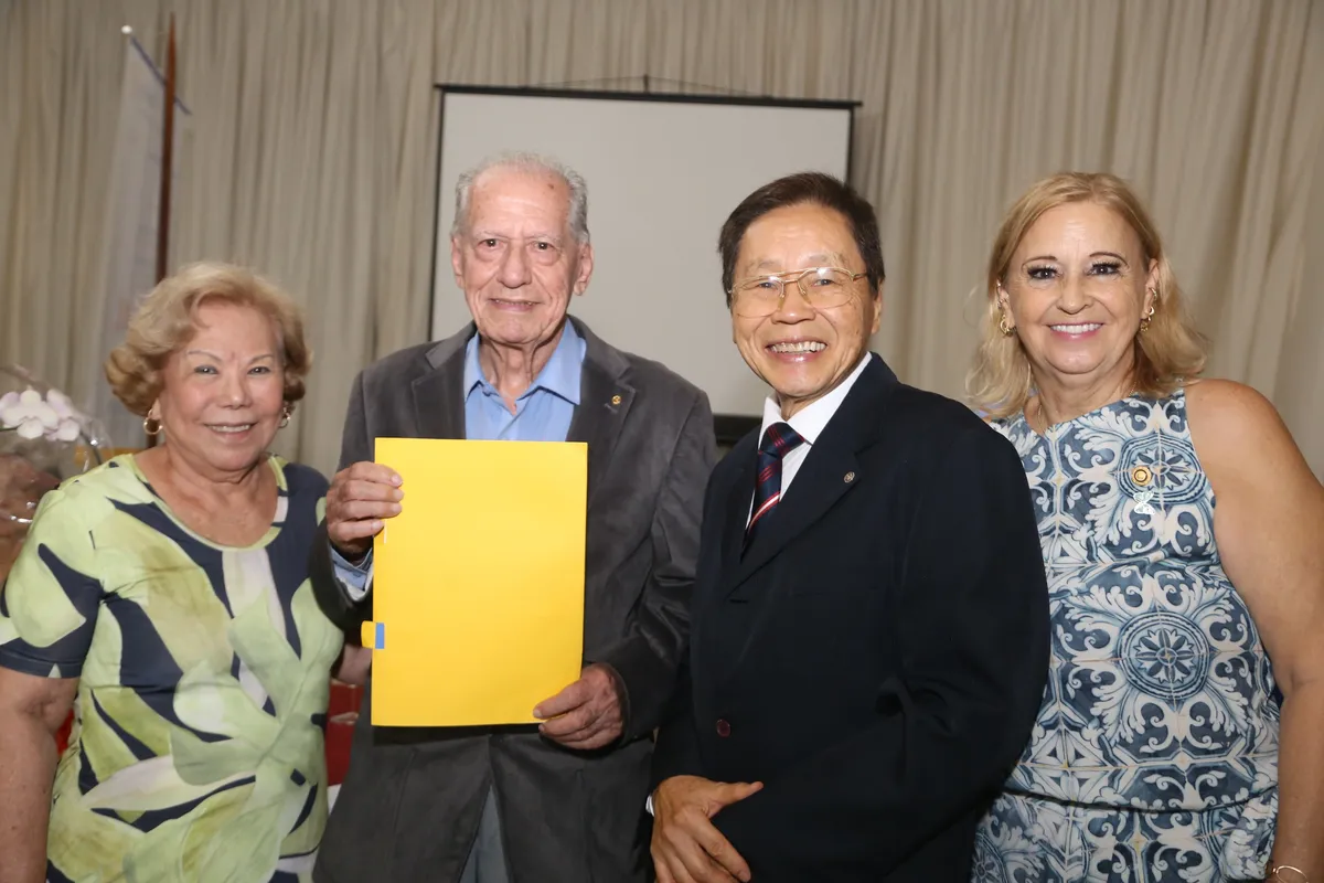 Mitue Ishikawa Martins, o novo rotariano Antônio Lourenço Martins, com os padrinhos de Rotary, o presidente Paulo e Felícia Watanabe